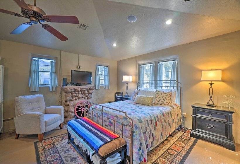 Enchanting Hilltop Cottage In Medicine Park!