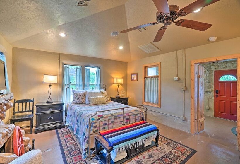 Enchanting Hilltop Cottage In Medicine Park!