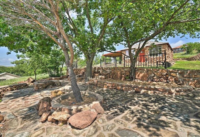 Enchanting Hilltop Cottage In Medicine Park!