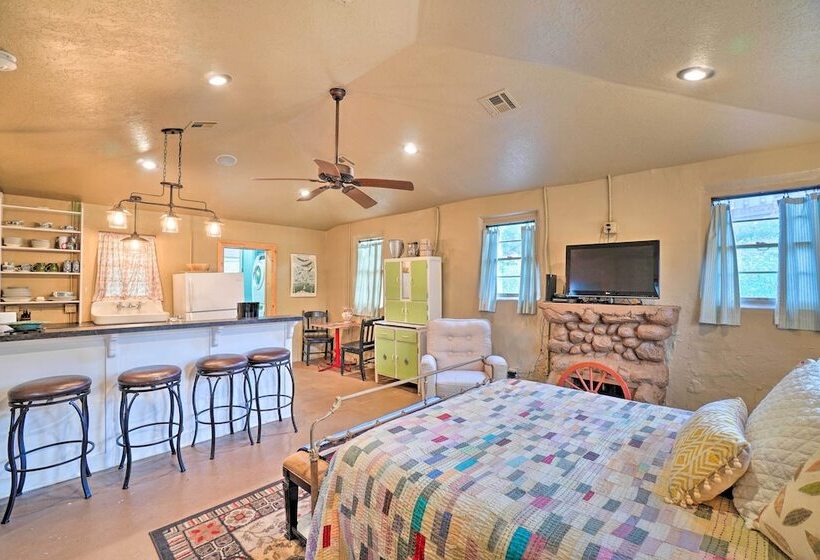 Enchanting Hilltop Cottage In Medicine Park!