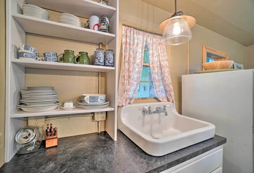 Enchanting Hilltop Cottage In Medicine Park!