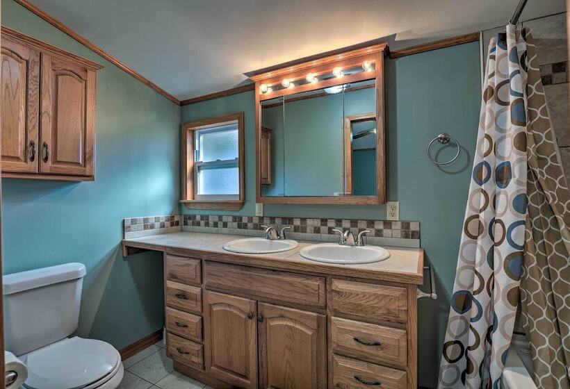 Family Florida Lake House: Private Screened Porch