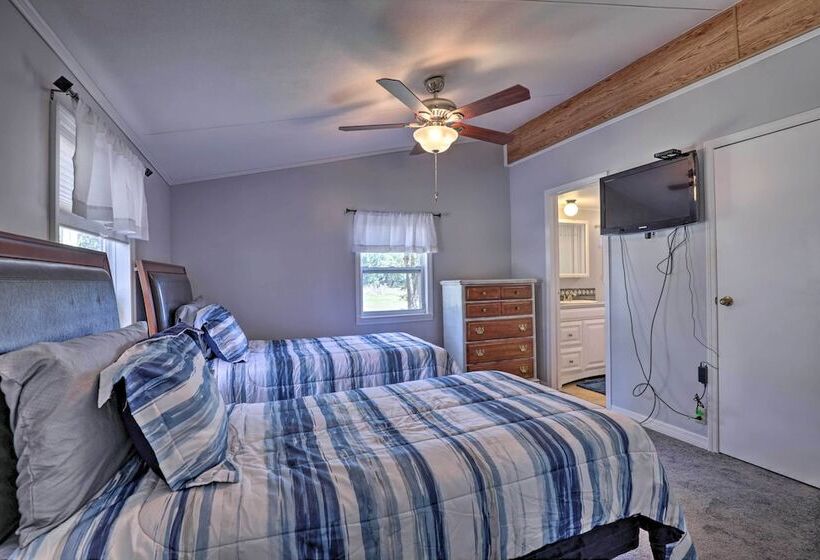 Family Florida Lake House: Private Screened Porch