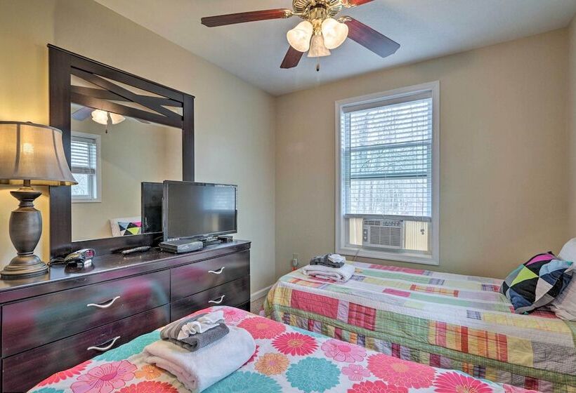 6 Mi To Skiing: Family Poconos Home W Decks!