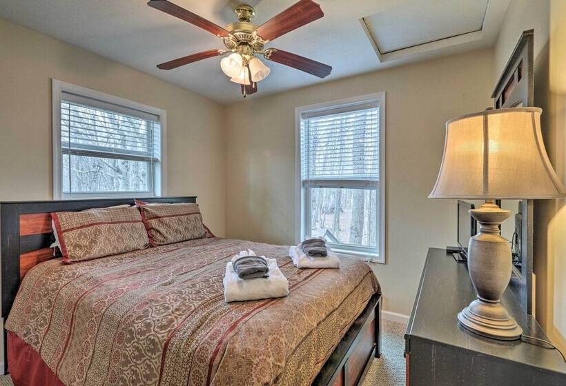 6 Mi To Skiing: Family Poconos Home W Decks!