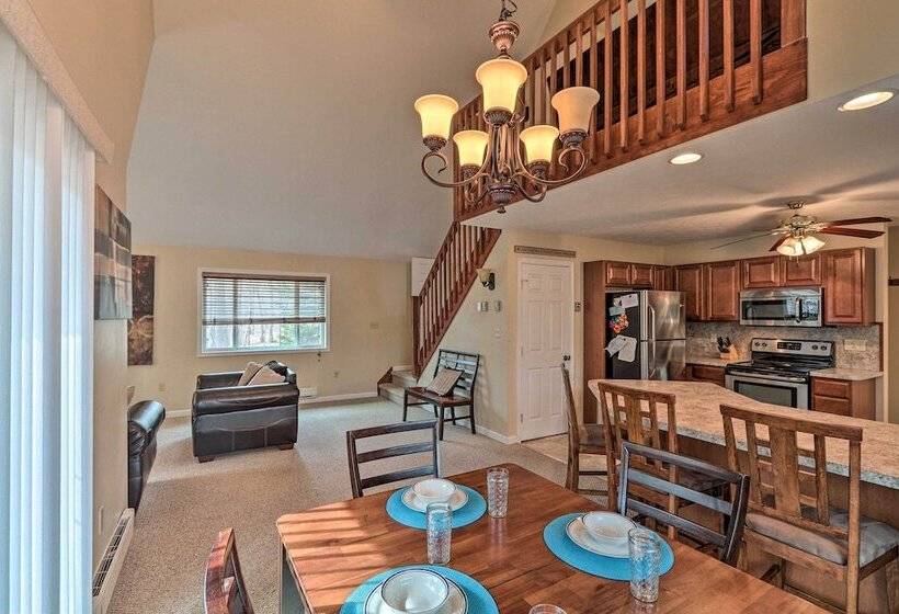 6 Mi To Skiing: Family Poconos Home W Decks!