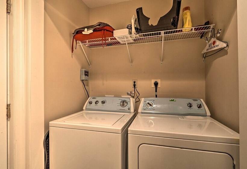 6 Mi To Skiing: Family Poconos Home W Decks!