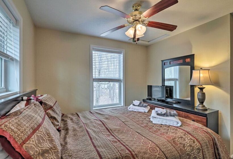 6 Mi To Skiing: Family Poconos Home W Decks!