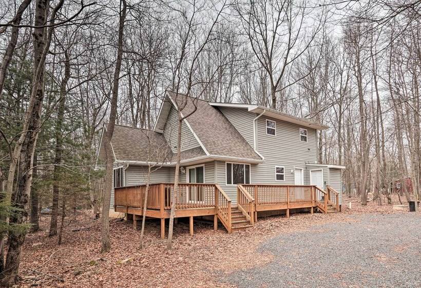6 Mi To Skiing: Family Poconos Home W Decks!