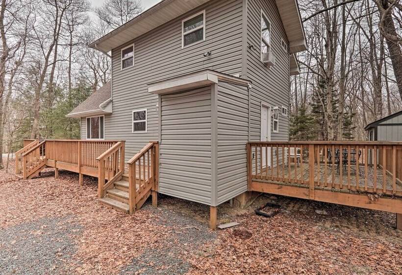 6 Mi To Skiing: Family Poconos Home W Decks!