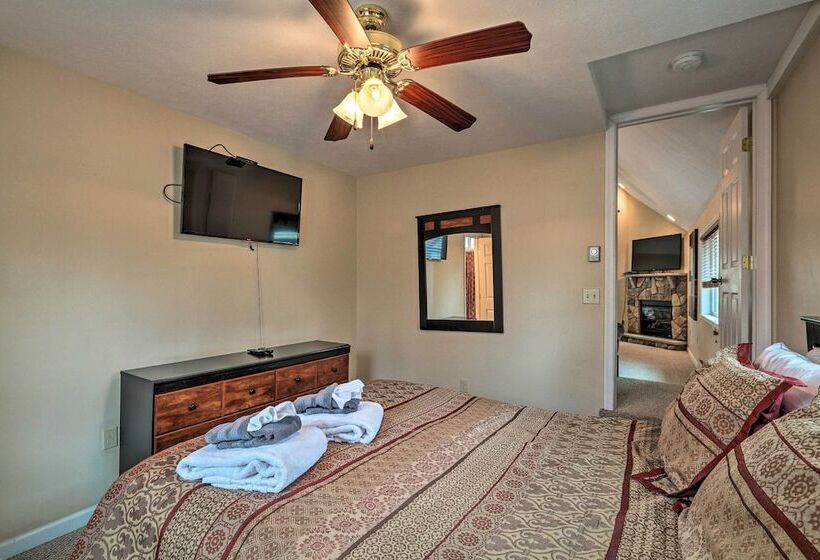 6 Mi To Skiing: Family Poconos Home W Decks!