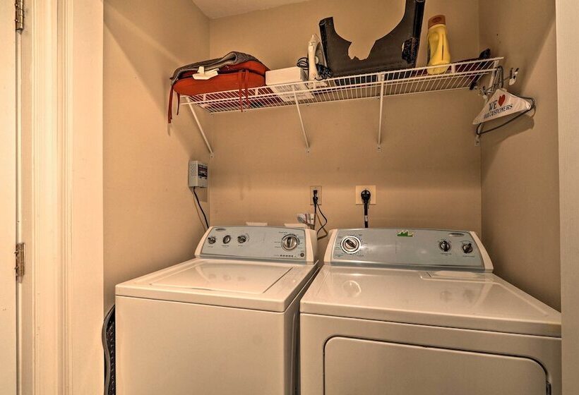 6 Mi To Skiing: Family Poconos Home W Decks!