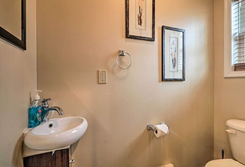 6 Mi To Skiing: Family Poconos Home W Decks!