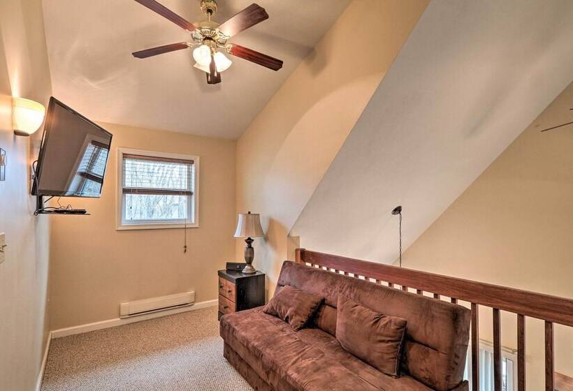 6 Mi To Skiing: Family Poconos Home W Decks!