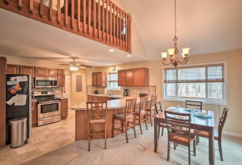 6 Mi To Skiing: Family Poconos Home W Decks!