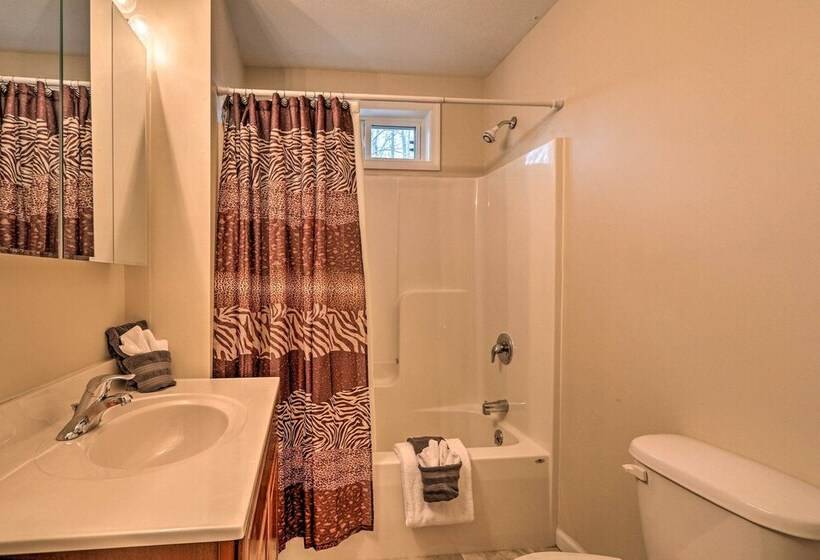 6 Mi To Skiing: Family Poconos Home W Decks!