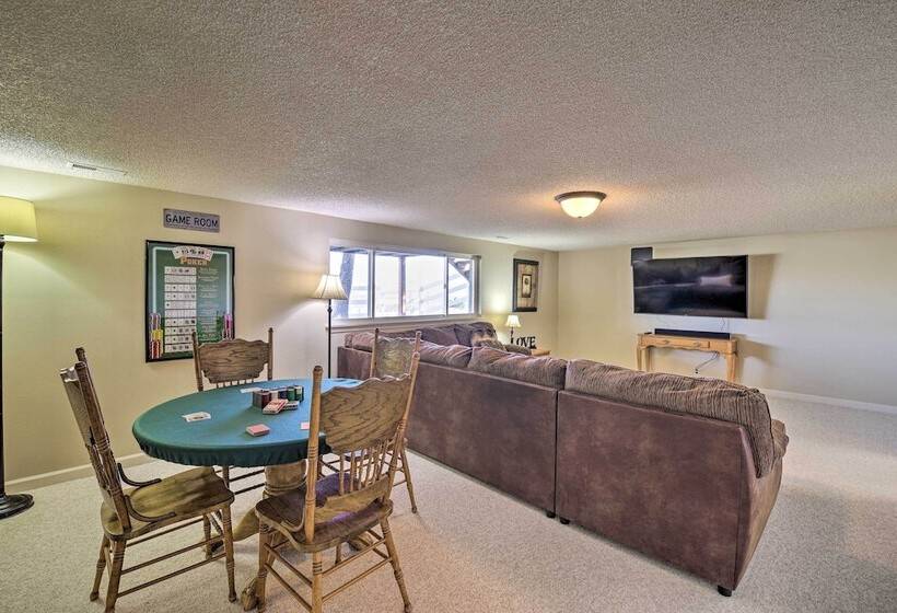 Farmhouse W/ Game Room, 1 Mi To Lake Lowell!