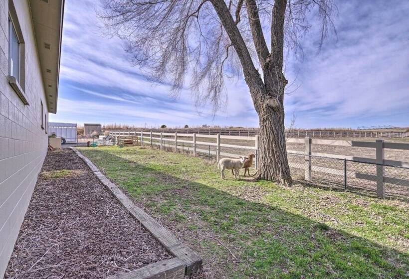 Farmhouse W/ Game Room, 1 Mi To Lake Lowell!