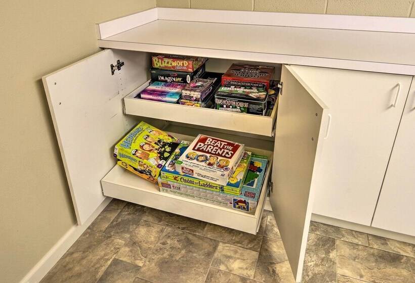 Farmhouse W/ Game Room, 1 Mi To Lake Lowell!