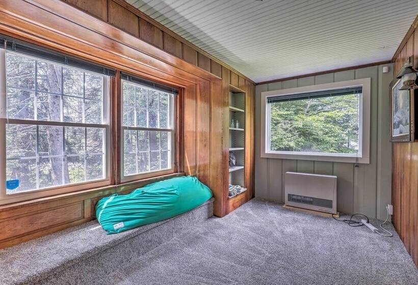 Franconia Escape On Half Acre W/ Fire Pit & Deck!