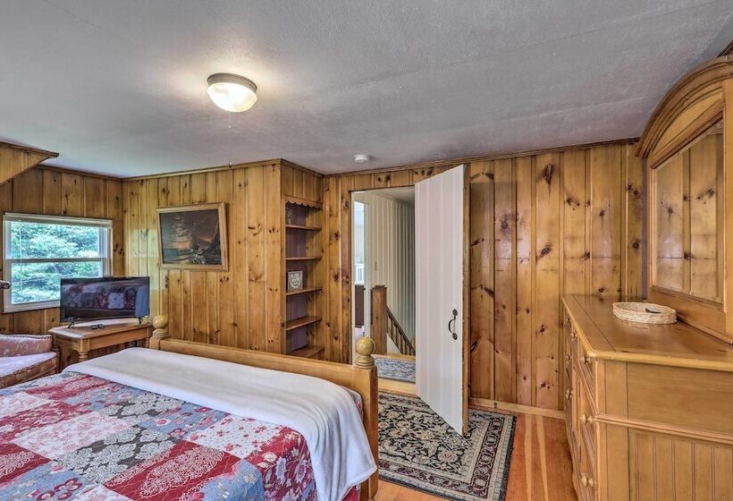 Franconia Escape On Half Acre W/ Fire Pit & Deck!