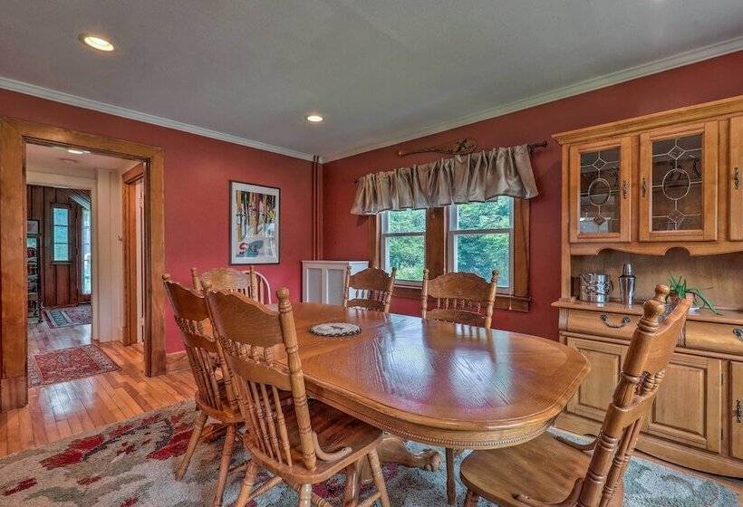 Franconia Escape On Half Acre W/ Fire Pit & Deck!