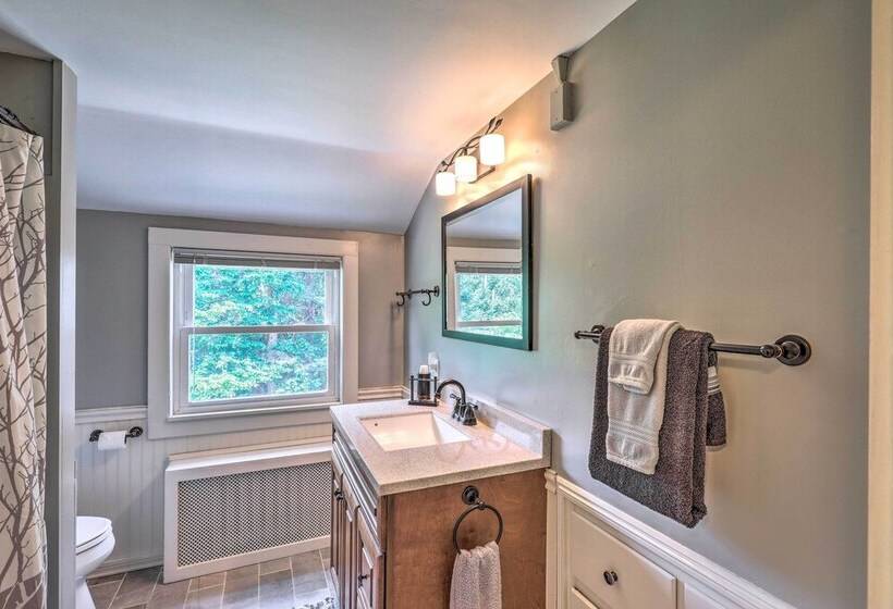 Franconia Escape On Half Acre W/ Fire Pit & Deck!