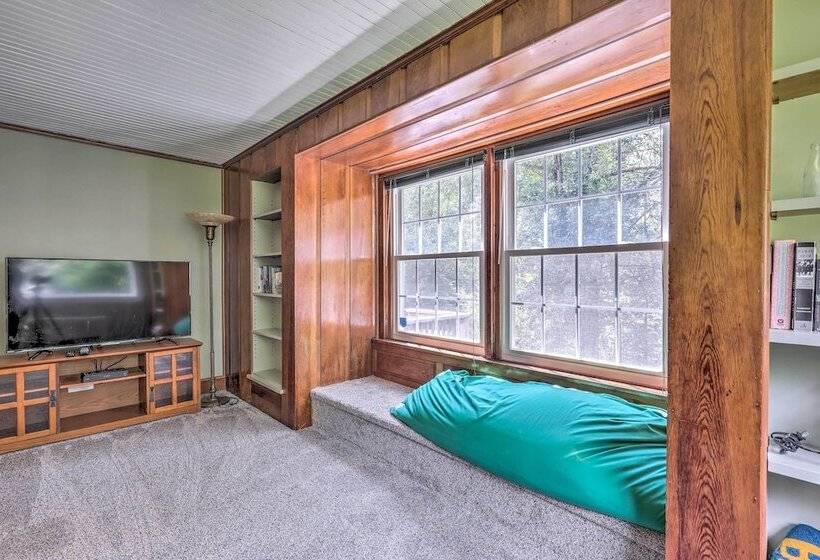 Franconia Escape On Half Acre W/ Fire Pit & Deck!