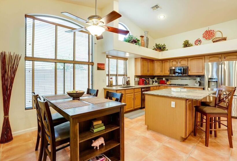 Gorgeous Goodyear Home W/ Pool & Hot Tub!