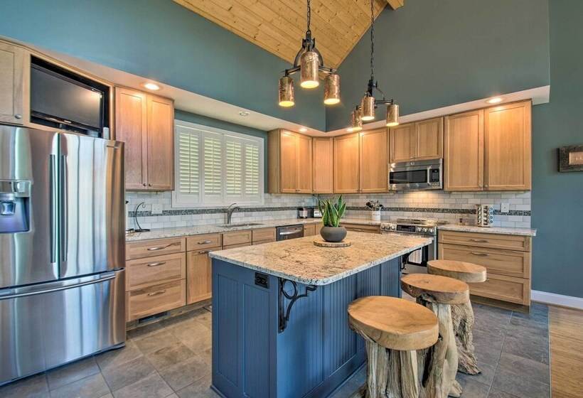 Grand Chalet W/ Hot Tub   Near Wintergreen Resort