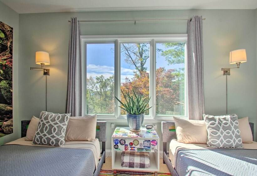 Grand Chalet W/ Hot Tub   Near Wintergreen Resort