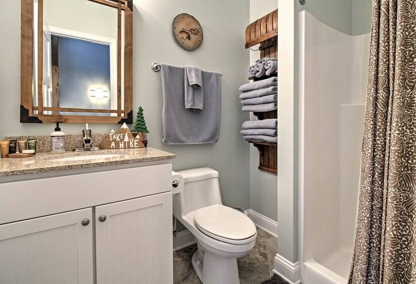 Grand Chalet W/ Hot Tub   Near Wintergreen Resort