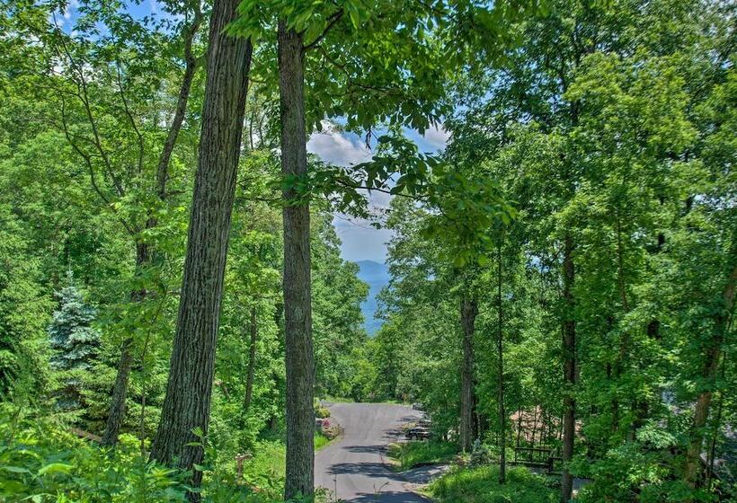 Grand Chalet W/ Hot Tub   Near Wintergreen Resort