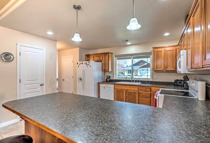 Grants Pass Home: 1 Mi To Downtown & Rogue River!