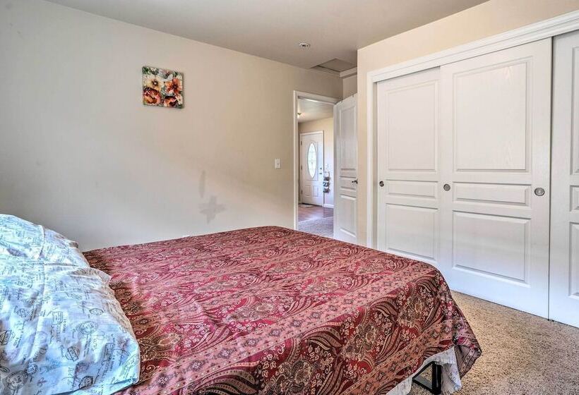 Grants Pass Home: 1 Mi To Downtown & Rogue River!