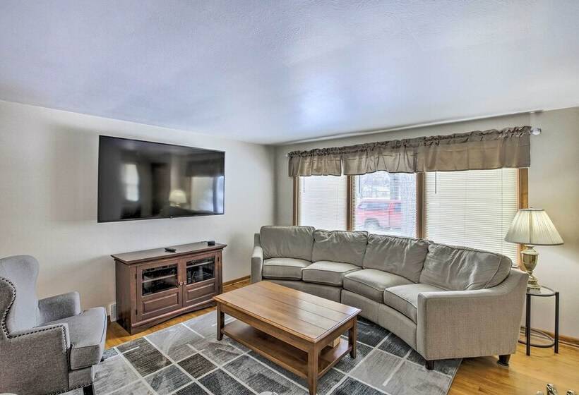 Green Bay Home: 3 Blocks To Lambeau Field!