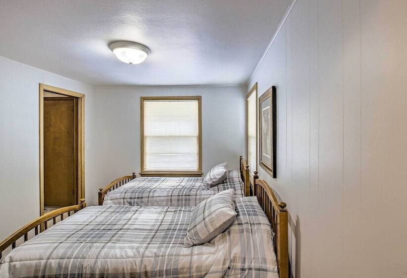 Green Bay Home: 3 Blocks To Lambeau Field!