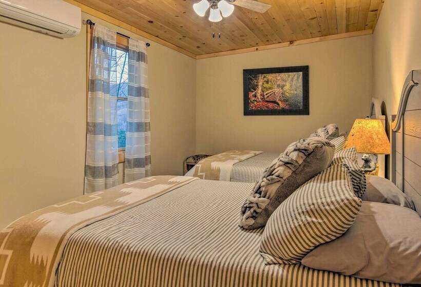 Hendersonville Cabin W/ Deck & Mountain Views