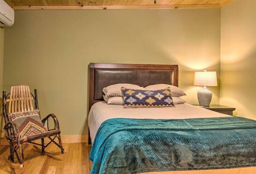 Hendersonville Cabin W/ Deck & Mountain Views