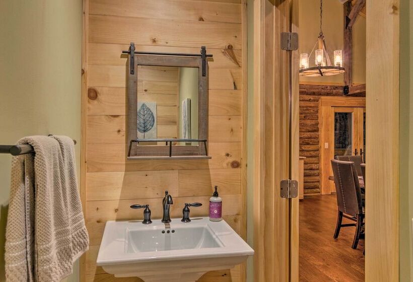 Hendersonville Cabin W/ Deck & Mountain Views