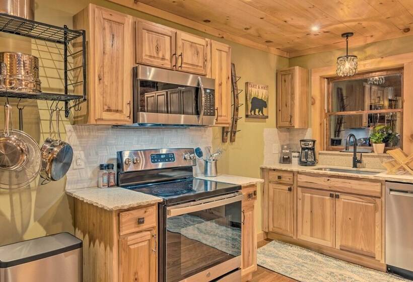 Hendersonville Cabin W/ Deck & Mountain Views