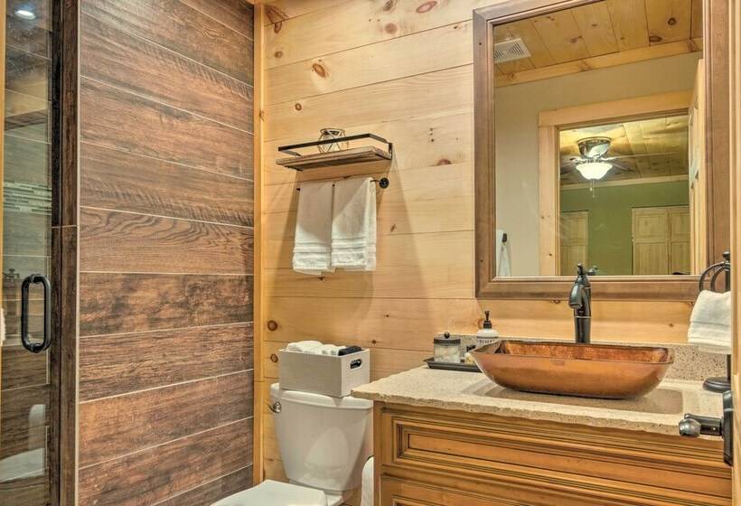 Hendersonville Cabin W/ Deck & Mountain Views