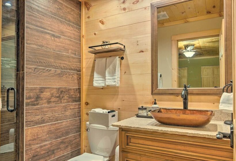 Hendersonville Cabin W/ Deck & Mountain Views