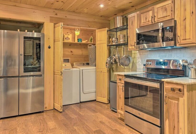 Hendersonville Cabin W/ Deck & Mountain Views