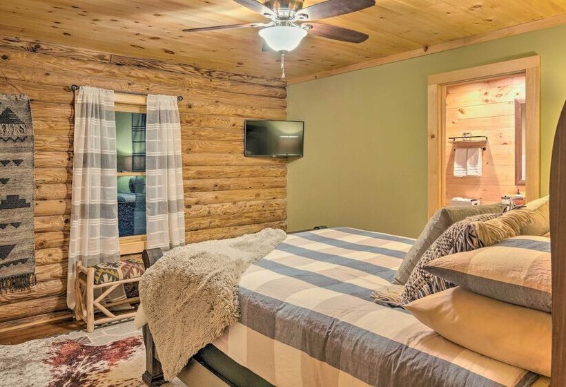 Hendersonville Cabin W/ Deck & Mountain Views