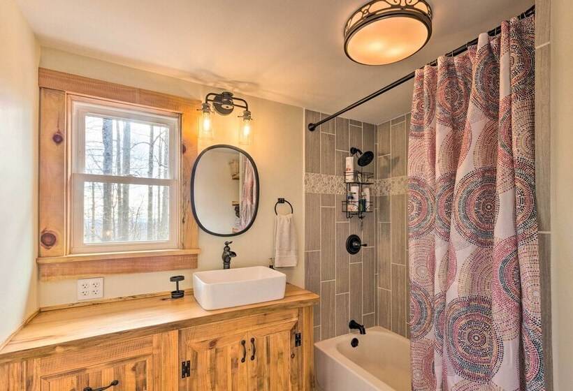 Hendersonville Cabin W/ Hot Tub, Views & Fire Pit!