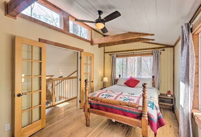 Hendersonville Cabin W/ Hot Tub, Views & Fire Pit!