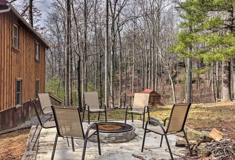 Hendersonville Cabin W/ Hot Tub, Views & Fire Pit!