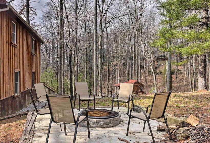 Hendersonville Cabin W/ Hot Tub, Views & Fire Pit!