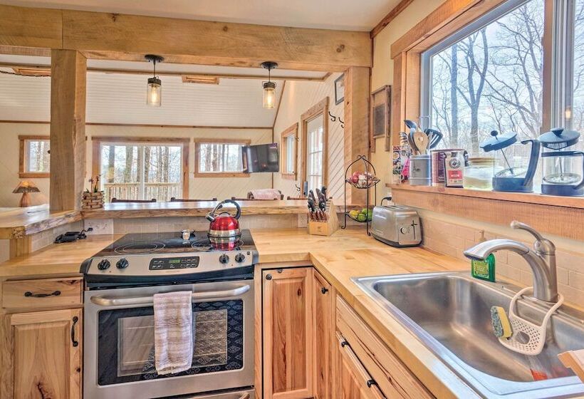 Hendersonville Cabin W/ Hot Tub, Views & Fire Pit!